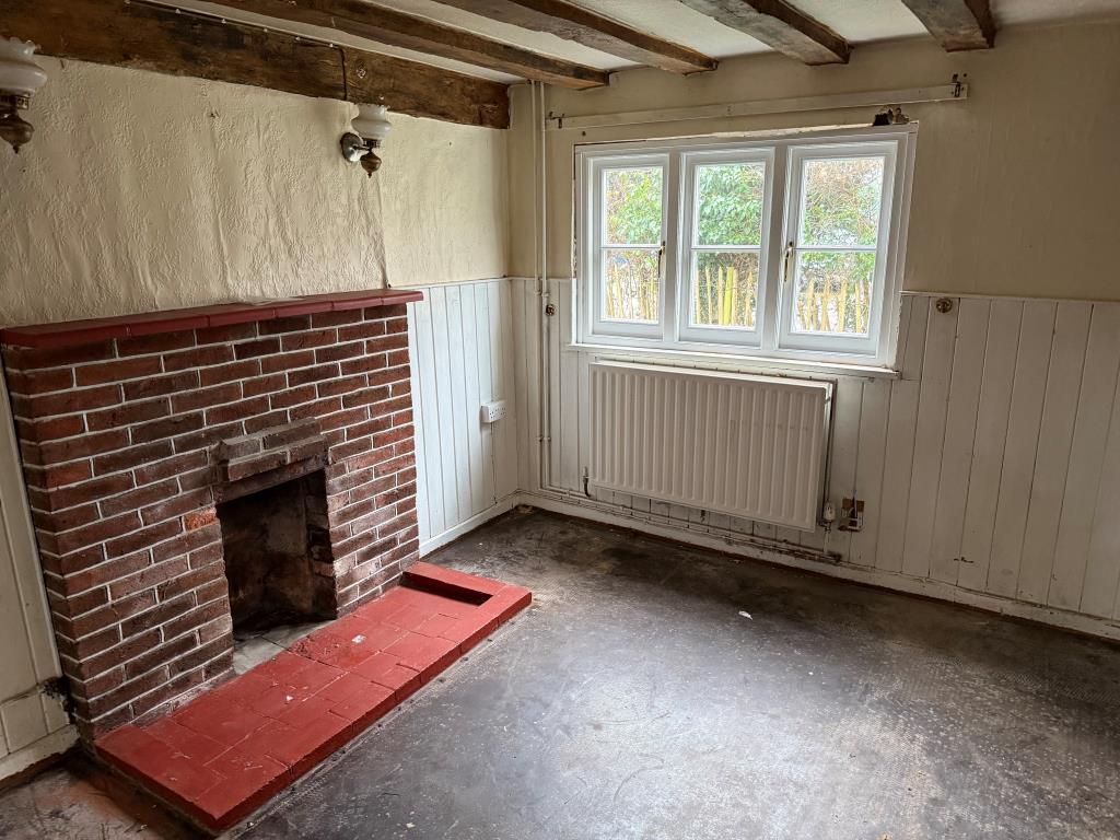 Lot: 145 - PERIOD DETACHED COTTAGE WITH GARAGE AND GARDENS IN NEED OF UPDATING - Dining room